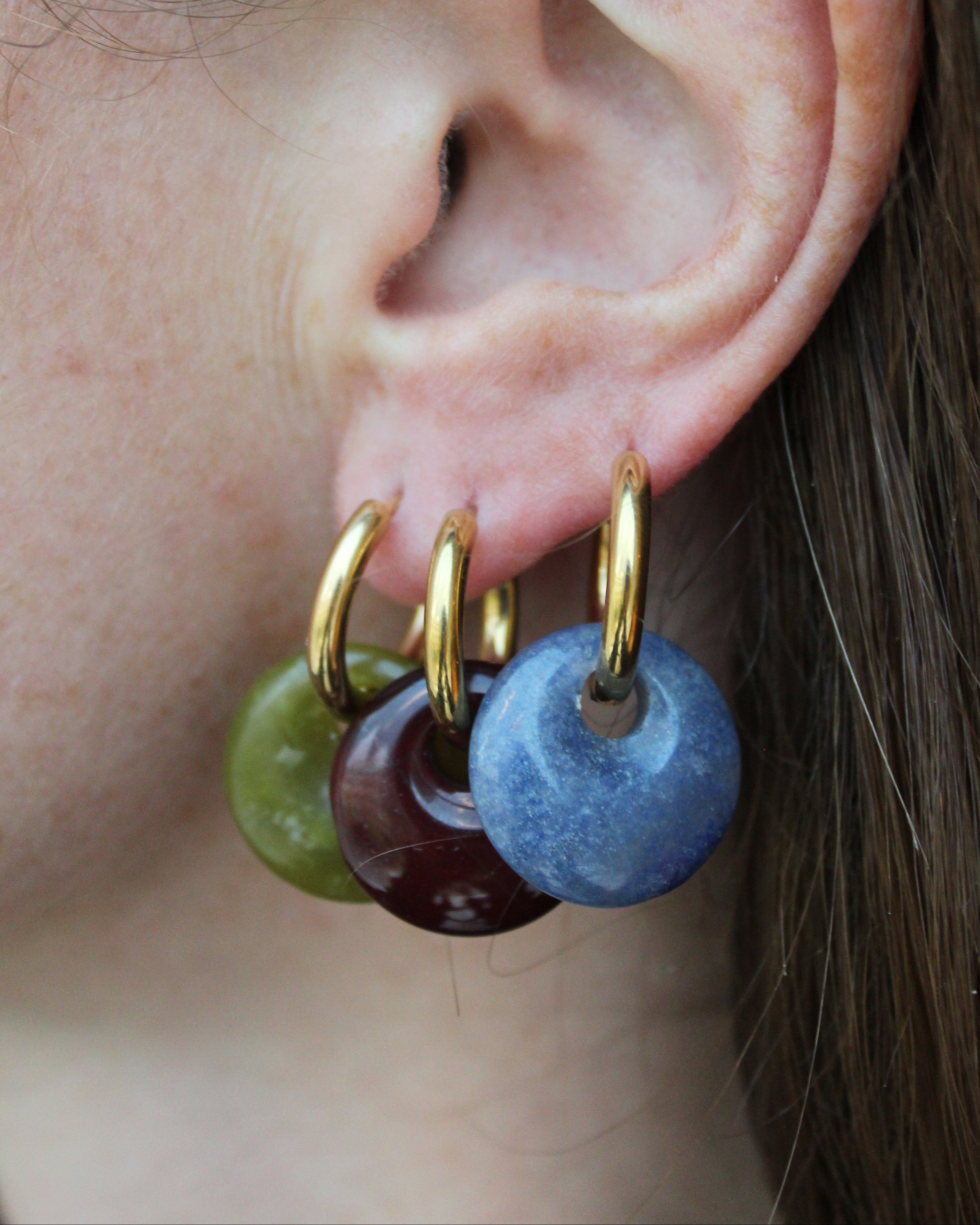 Oorbellen met natuursteen en een goudkleurige hoop