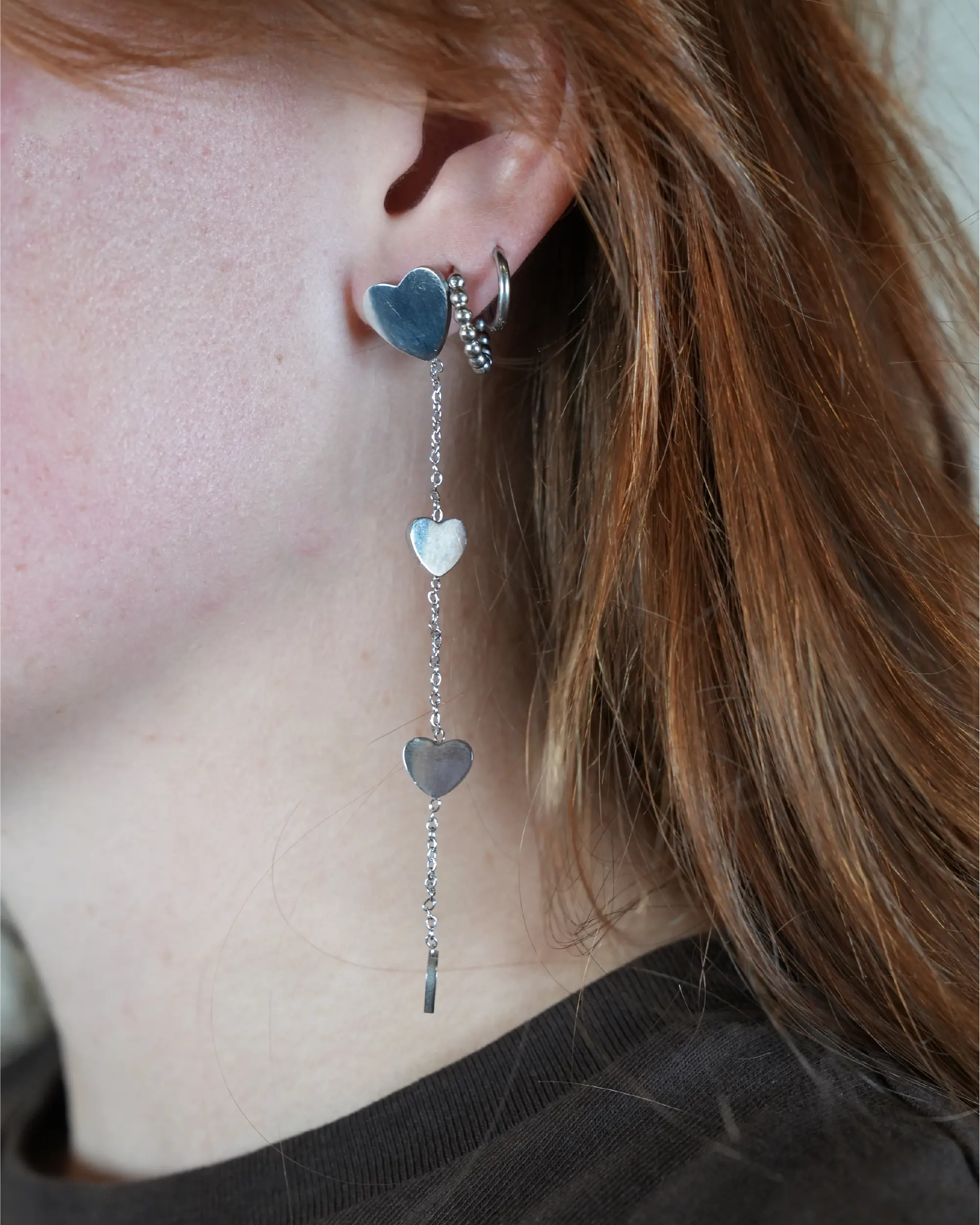 Zilverkleurige lange oorbellen met hartjes voor een elegante look